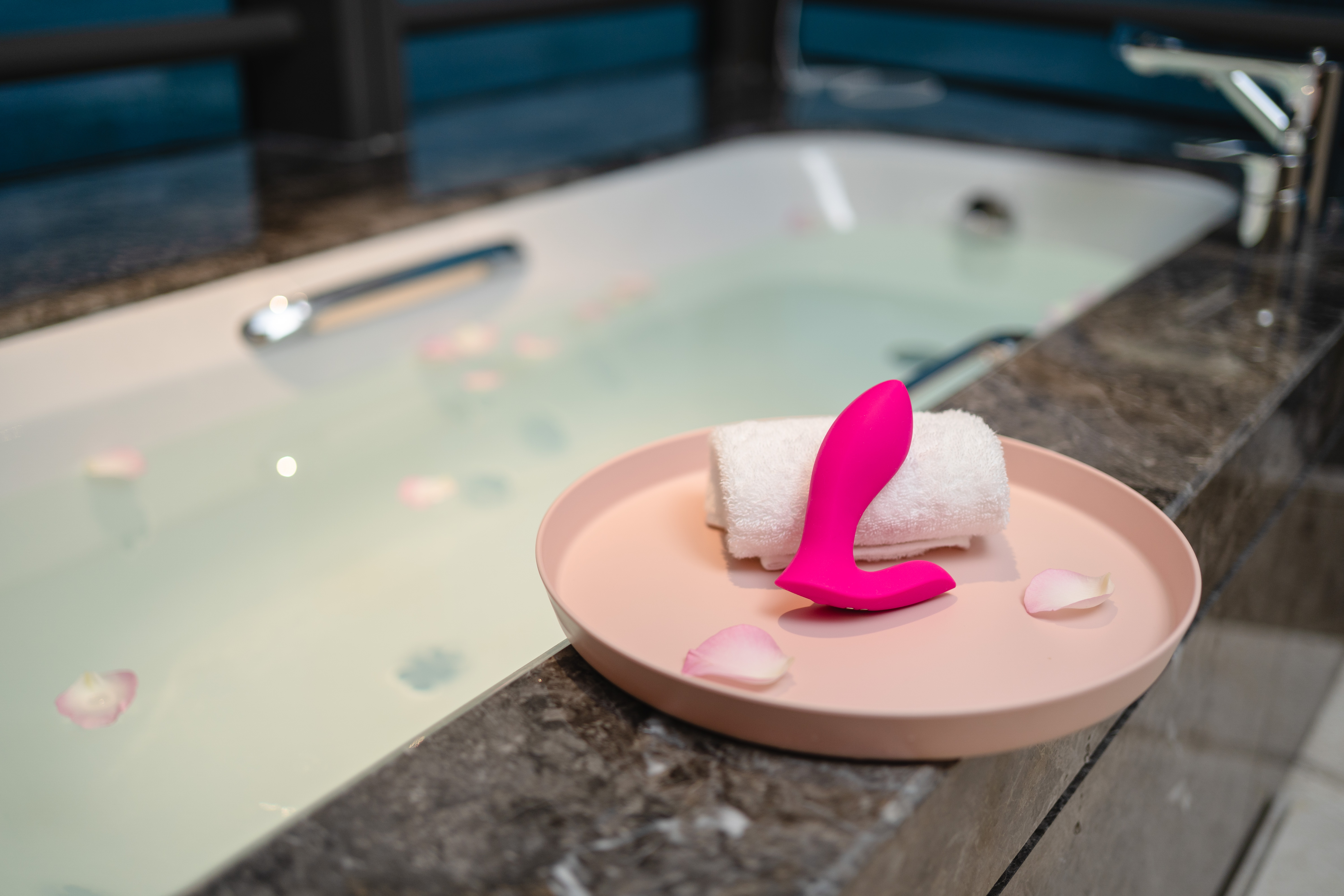 Вибромассажер LOVENSE Flexer для трусиков, розовый