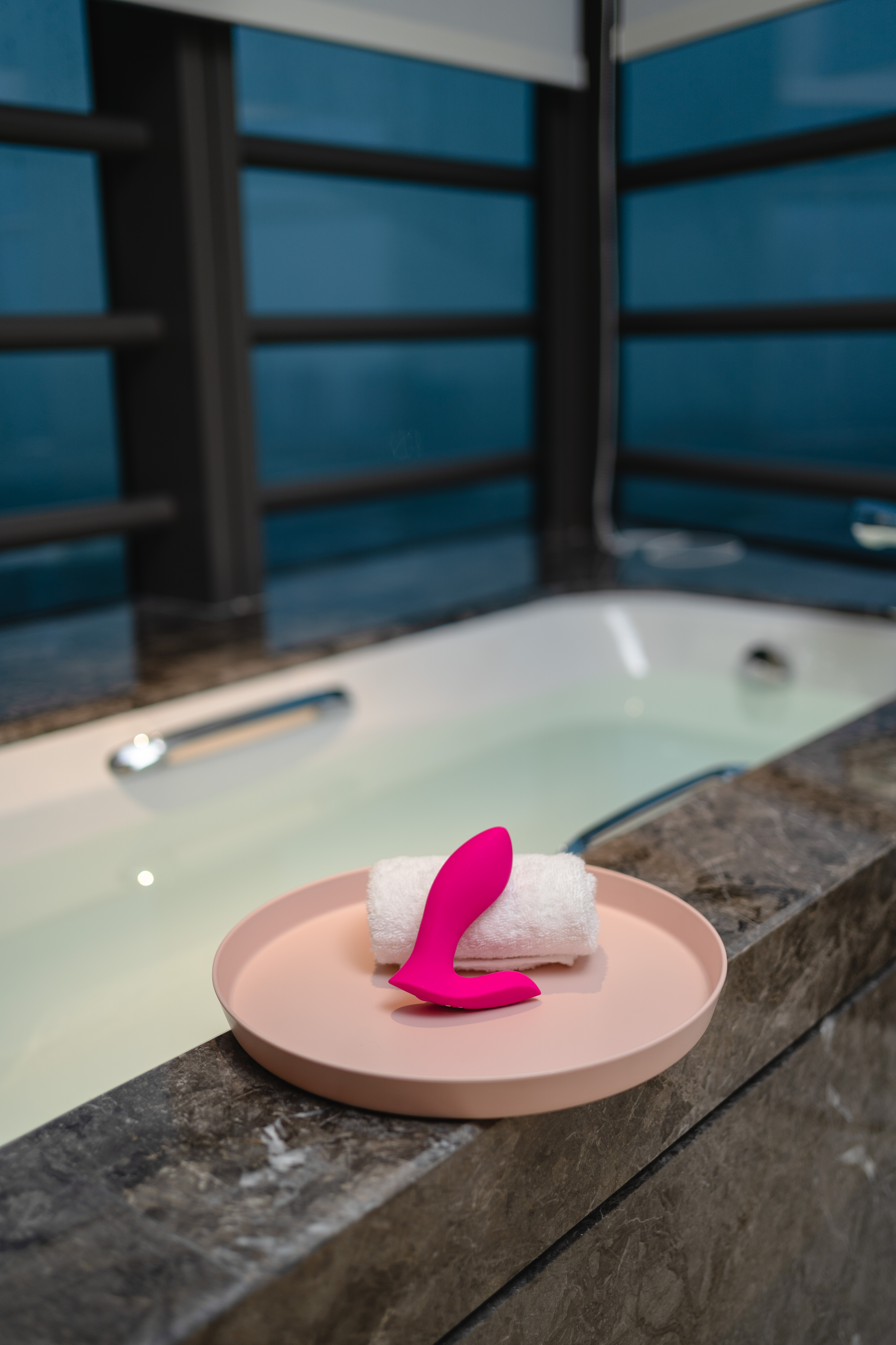 Вибромассажер LOVENSE Flexer для трусиков, розовый