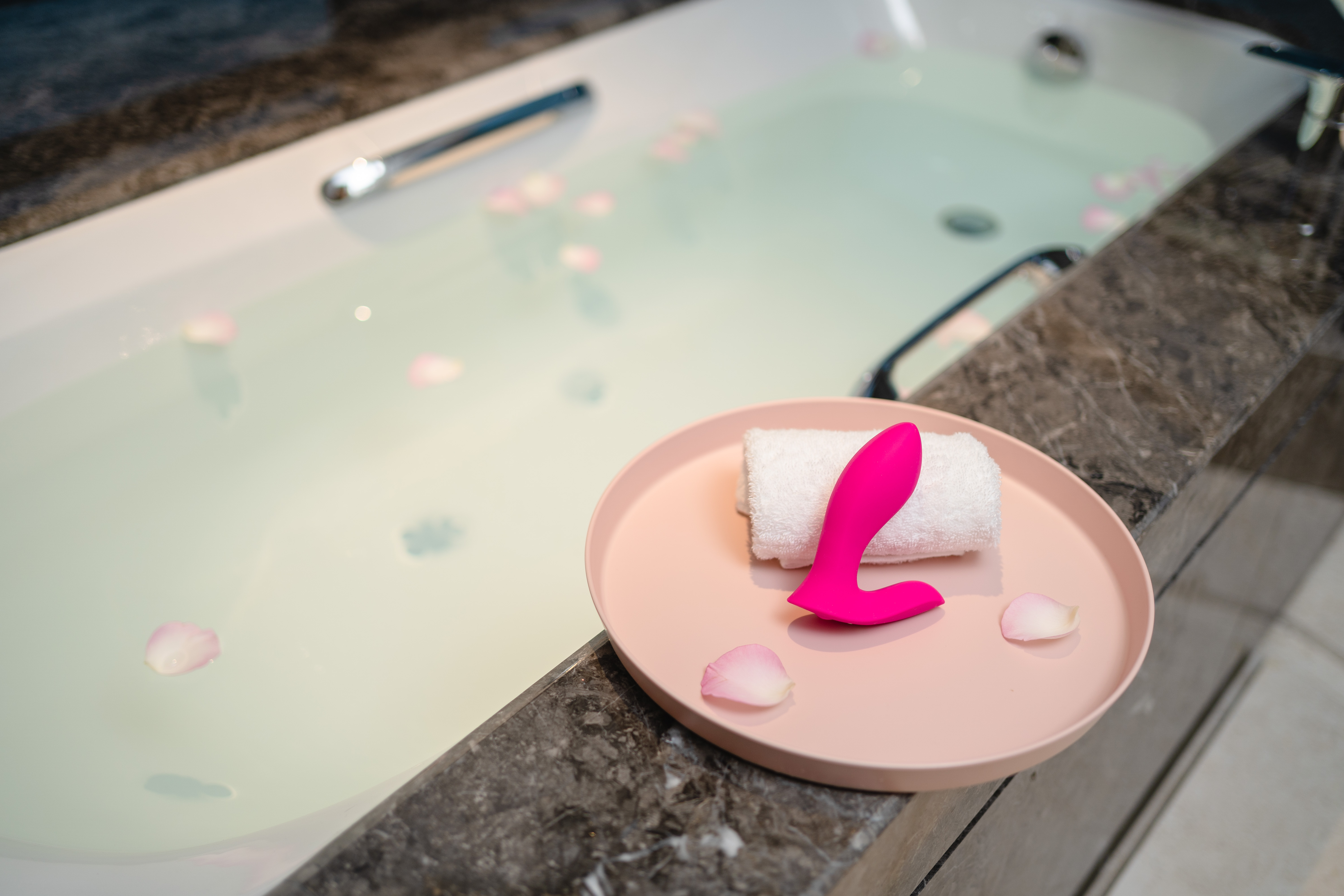 Вибромассажер LOVENSE Flexer для трусиков, розовый