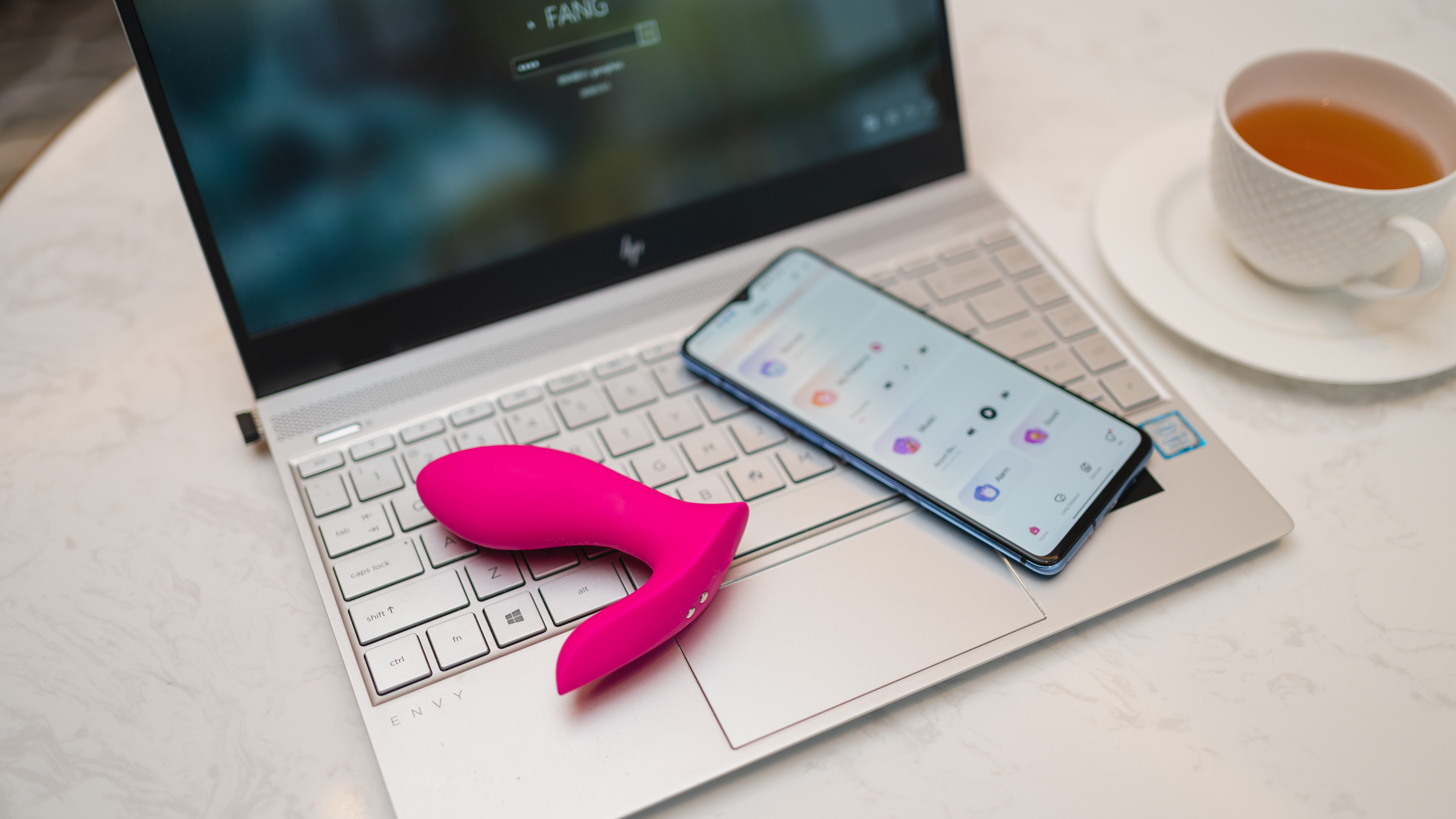 Вибромассажер LOVENSE Flexer для трусиков, розовый