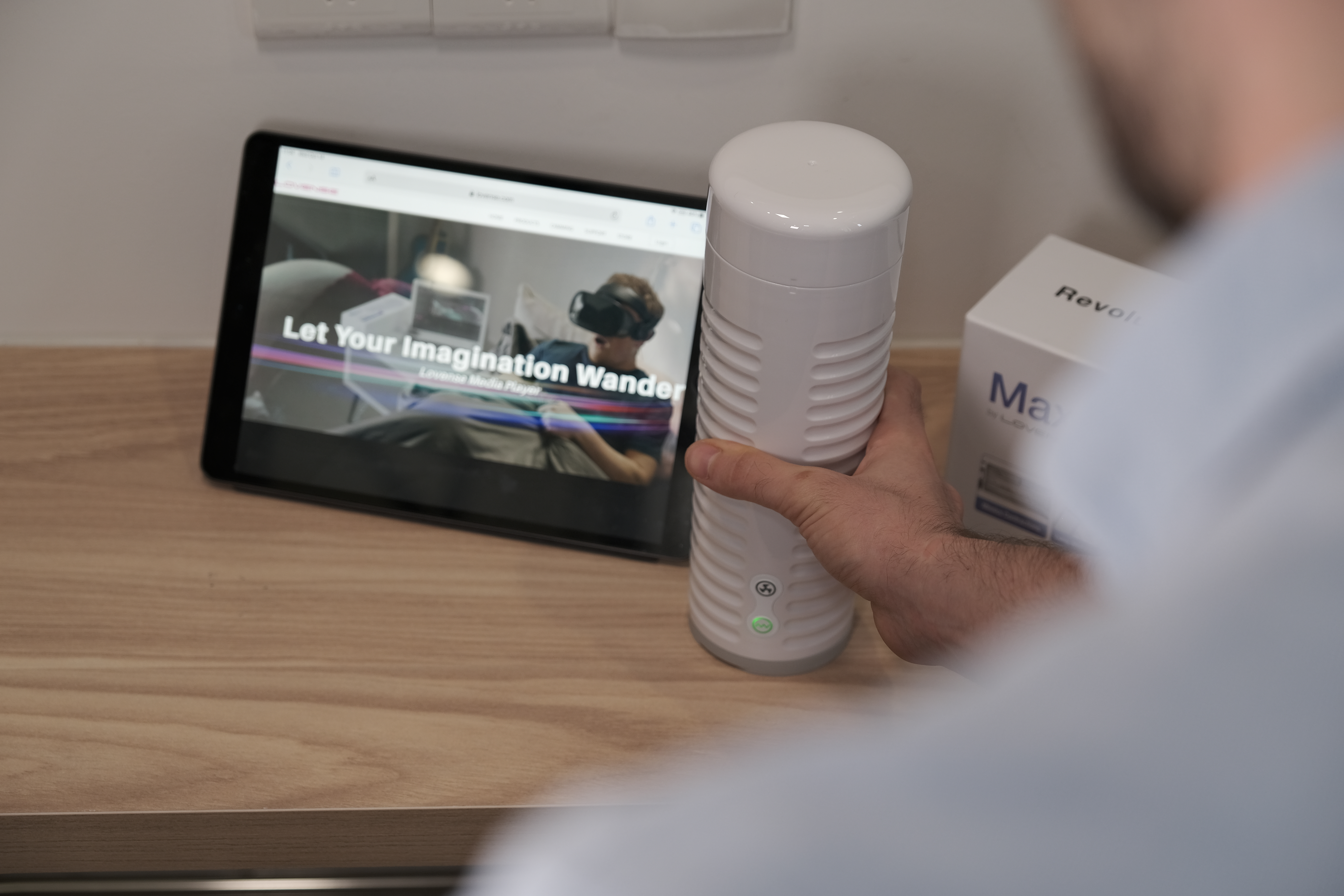 Мастурбатор нереалистичный LOVENSE MAX 2, белый