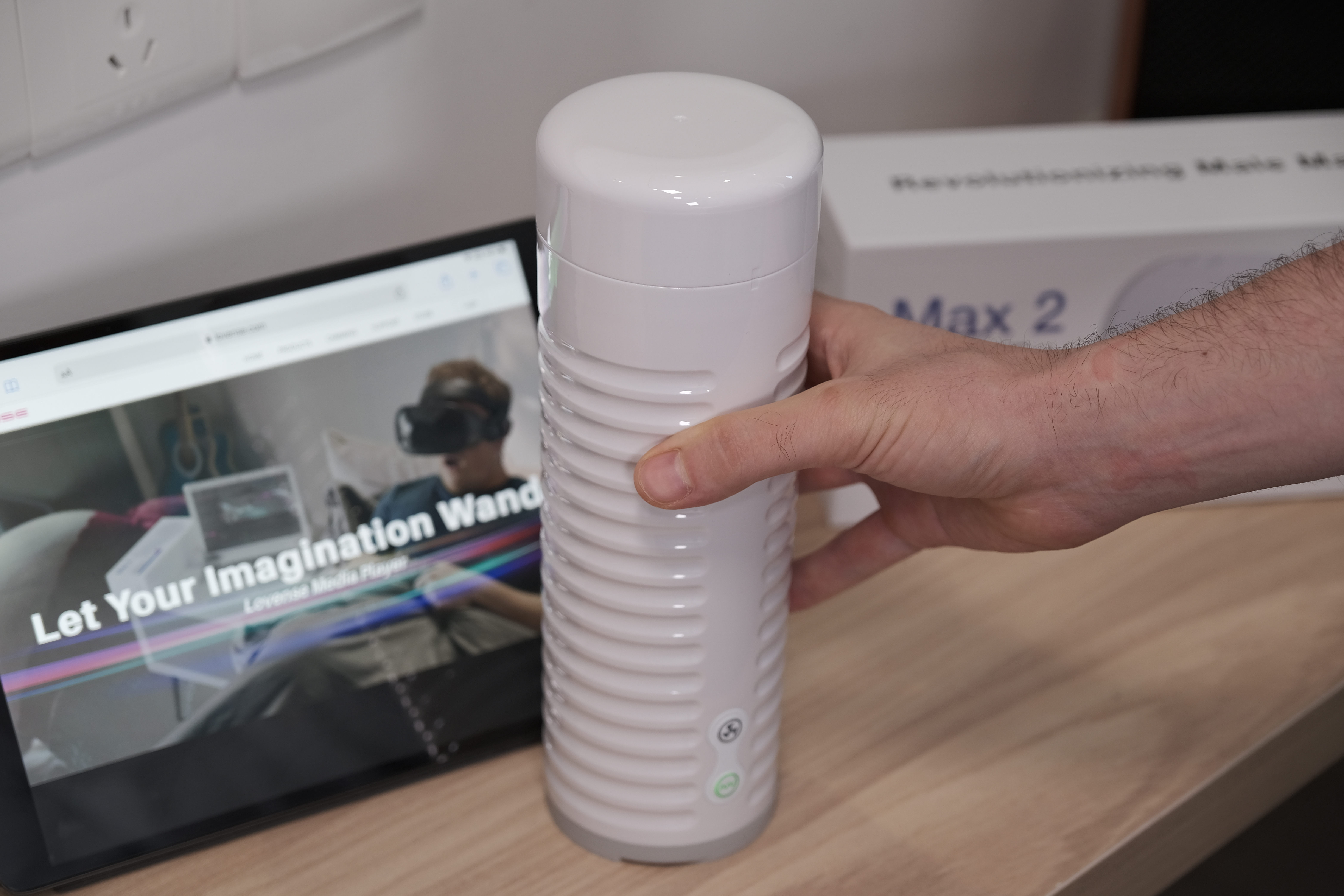 Мастурбатор нереалистичный LOVENSE MAX 2, белый