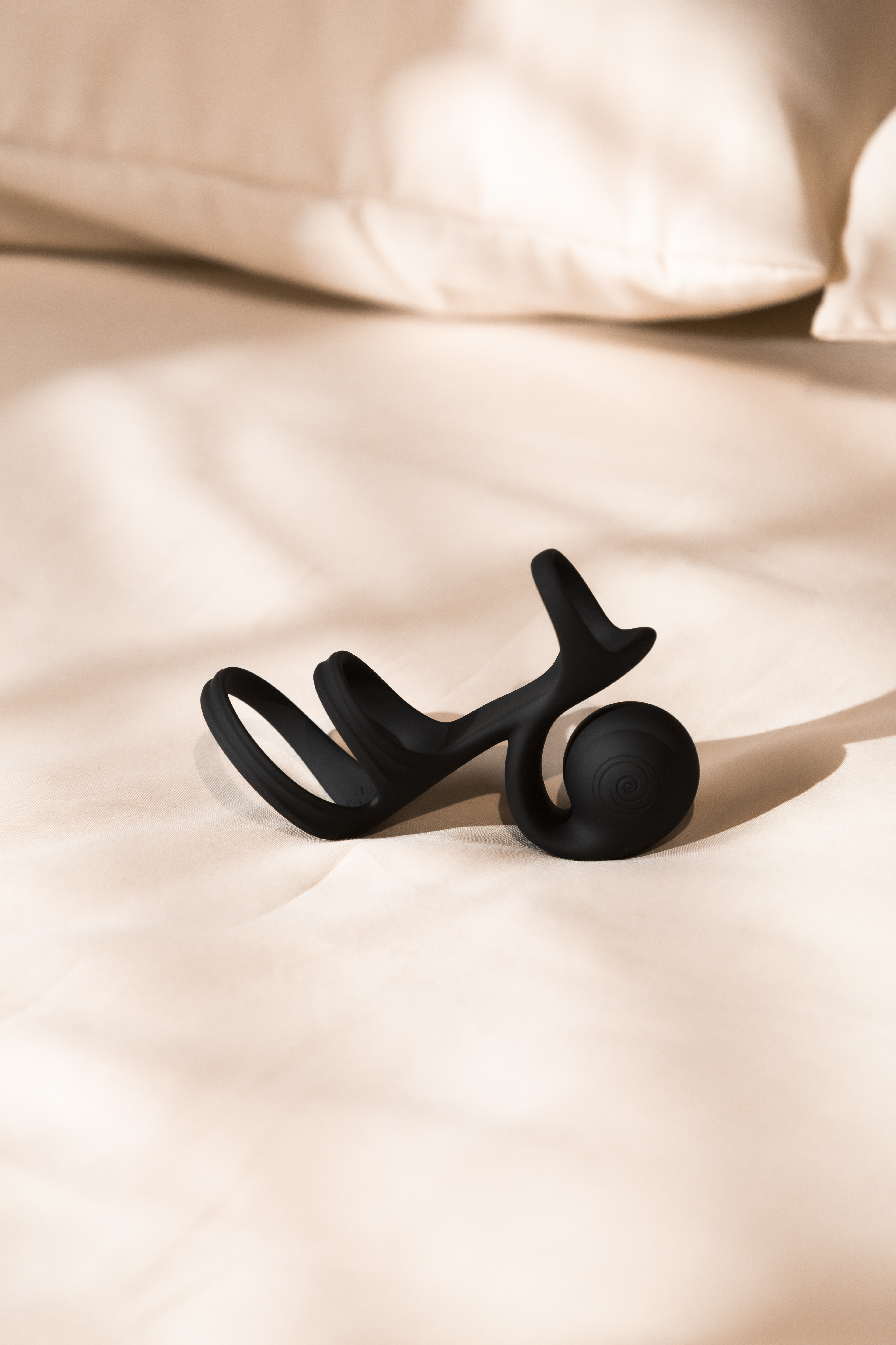 Многофункциональное эрекционное кольцо SVibe JOVI ARC, черный